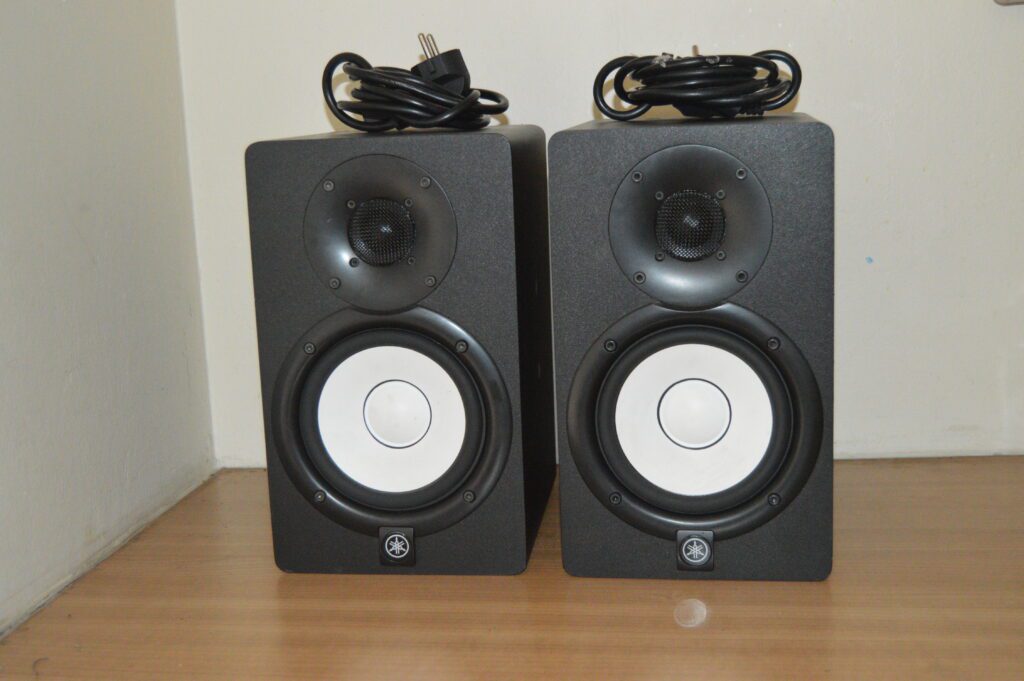 yamaha hs5 studio monitors 4